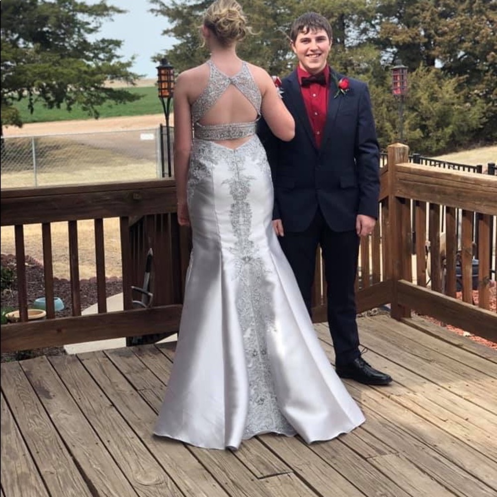 Morri Lee prom dress size 6. Only worm once for prom and in perfect condition.